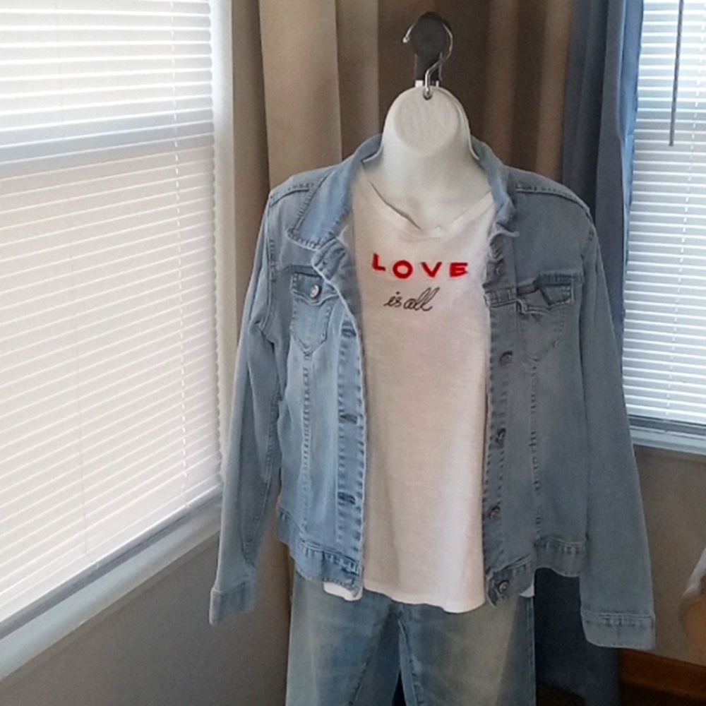 Embroidered short sleeve white medium t-shirt